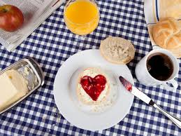 Fruhstuck Zum Valentinstag Romantische Ideen Mit Herz Leckere Fruhstucksideen Romantisches Fruhstuck Lebensmittel Essen