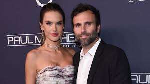 174 cm (5' 8), weight: Unangenehm Alessandra Ambrosio Trifft Auf Ex Verlobten Promiflash De