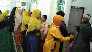 Sebab di momen tersebut banyak orang memberikan perhatian dan santunan kepada anak yatim. Puasa Asyura Di Tahun Baru Islam 2021 Jangan Lupa Pula Santuni Dan Usap Rambut Anak Yatim Banjarmasin Post