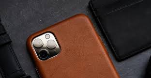 The metro premium leather case has raised edges around the camera and screen to help protect against scratches. Best Iphone 12 12 Pro Leather Cases In 2020 Esr Blog