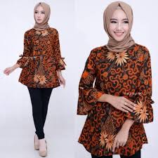 Aneka model baju batik wanita remaja sampai wanita dewasa baik model baju lengan panjang ataupun pendek bisa kamu pilih menjadi model atasan terbaik dalam memadukan model celana ataupun rok yang bisa kamu pakai ketika menghadiri sebuah acara resmi atau non formal dan santai seperti acara pesta dengan memakai baju batik gaya casual sampai model baju batik muslim yang tak kalah cantik dan elegan. 42 Model Baju Batik Atasan Muslim Gaya Modern 2021