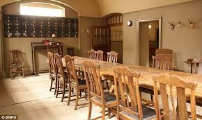 Along with the drawing room, which i featured yesterday, the dining room has been the scene of most of the conversation aspects of the series. Ariel J Downton Abbey Servant S Dining Room