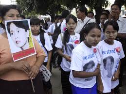 She remained popular with the public despite spending years under house arrest. Friedensnobelpreistragerin Birmas Oppositionsfuhrerin Suu Kyi Aus Hausarrest Entlassen Np Neue Presse