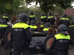Korte demonstratie op het stadhuisplein in eindhoven na schietpartij in deurne bekijk ook de playlisten: Burgemeester Eindhoven Nooit Meer Demonstratie Pegida Bij Moskee Nos