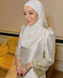 Melihatku hampir kuyup dan kedinginan, beliau mengajakku berteduh terlebih dahulu di pos ojek terdekat. Ramai Akan Demand Design Sama Baju Nikah Kurung Pahang Mira Filzah Jadi Bualan Kisah Dunia