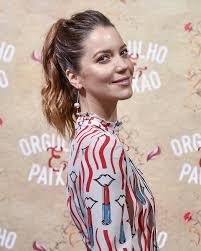It is based on joaquina, filha do tiradentes, created by maria josé de queiroz. Nathalia Dill