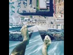 Regardez la vidéo pour voir cette championne nager dans sa cuisine, comme si elle défiait presque la gravité. Video Cette Piscine De Verre Suspendue Dans Le Vide Affole Le Web