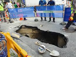 지난해 시베리아 영구동토에서 갑자기 나타난 거대 싱크홀에 관한 현장 조사를 벌인 러시아 연구진이 결과를 발표했다. ë„ë¡œ ì•ˆì „ ë¹¨ê°„ë¶ˆ êµ¬ë¦¬ ì´ì–´ ì„œìš¸ ê¸ˆì²œêµ¬ì„œë„ ì‹±í¬í™€ ë°œìƒ ì´ë‰´ìŠ¤íˆ¬ë°ì´