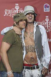 Other members of the band were mick mars, vince neil, and nikki sixx. Tommy Lee Wikipedia