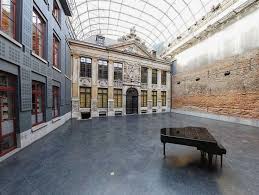 La Bellone Maison Du Spectacle Cour Couverte Par Un Veritable Voile En Verre Et En Materiau Inoxydable Binnenkoer Overdekt Met Gl Concertzaal Belgie Reizen