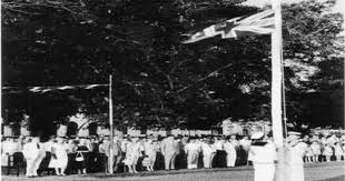 Bendera persekutuan tanah melayu telah dinaikkan oleh tahir bin abdul majid diiringi lagu kebangsaan iaitu lagu negaraku yang buat pertama kalinya diperdengarkan kepada umum. Bendera Union Jack Diturunkan Di Melaka Pekhabar