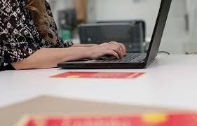 Două contrari, ale căror căi nu ar fi trebuit să treacă niciodată, au creat o alianță puțin probabilă, care este destinată să schimbe cursul viitorului.mortal engines (2018) online subtitrat in romana hd. Https Xn Festivalee 19a Com Festival Ene Feria De Editoriales Y Librerias De Madrid