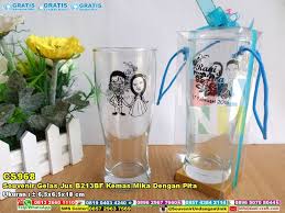 Minuman ini juga terdiri dari beberapa lapisan dan topping. Souvenir Gelas Jus B213bf Kemas Mika Dengan Pita Souvenir Pernikahan Contoh Undangan Pernikahan Gelas Pernikahan Unik