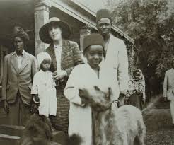 Tania blixens geschichten sind perlen moderner erzählkunst jahrelang hat babette in der lotterie gespielt, bis ihr eines tages das glück hold ist. Mrs Karen With Farah His Son Saufe Ali And Tumbo Karen Blixen Out Of Africa Dog People