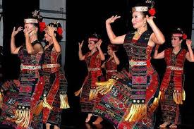 Tari kontemporer merupakan sebuah genre tari konser yang menggunakan sistem dan metode yang ditemukan di tari modern dan tari postmodern, serta balet klasik. Tarian Nusantara Jenis Ciri Daerah Dan Gambar