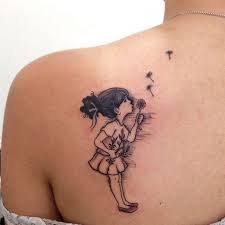 Kleine Tattoos Frauen Madchen Mit Pusteblume Am Rucken Pusteblume Tattoo Lowenzahn Tattoo Kleine Tattoos Frauen
