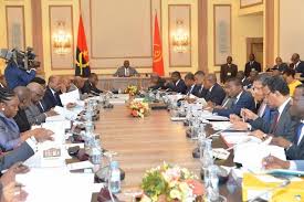 O conselho de ministros, reunido no dia 10 de outubro, analisou a proposta de lei que autoriza o banco nacional de angola a emitir e colocar em circulação uma nova família de notas de 200, 500, 1.000, 2.000, 5.000 e 10.000 kwanzas, denominada série 2020. Conselho De Ministros Analisa Proposta De Lei Que Aprova Oge 2017 Politica Angola Press Angop