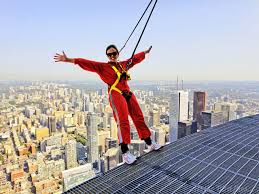 Es de los principales atractivos turísticos de la la cn tower es la quinta torre más alta del mundo y la más alta en américa, con 553 metros de altura. Defying Gravity Doing The Edgewalk On The Cn Tower Toronto As The Bird Flies Travel Writing And Other Journeys