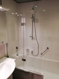 Besonders für alte oder gehbehinderte menschen eignet sich eine solche wanne. Badewanne Mit Tur Fur Mehr Komfort Sicherheit