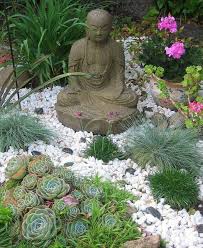 1001 Idees Et Conseils Pour Amenager Une Rocaille Fleurie Charmante Bouddha Jardin Decoration Jardin Cailloux Amenagement Jardin Cailloux