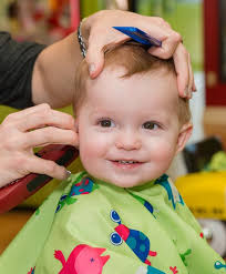Bu modelde kızınızın saçını ilk olarak bir tutam bırakacak şekilde at kuyruğu yapın. Bebek Sac Kesimi Nasil Olmali Ilk Adimlarim