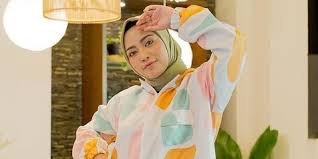 Sebelum dikenal sebagai seorang selebgram, rachel vennya lebih dulu memulai bisnisnya dengan berjualan produk jamu pelangsing yang ia banderol dengan harga ratusan ribu rupiah. Rachel Vennya Posting Foto Tanpa Hijab Ibunda Nggak Pindah Agama Kapanlagi Com