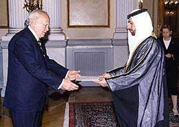 على الدور الفاعل الذي لعبه سعادة سفير الدولة في دفع. Ø§Ù„Ø±Ø¦ÙŠØ³ Ø§Ù„ÙŠÙˆÙ†Ø§Ù†ÙŠ ÙŠØªØ³Ù„Ù… Ø£ÙˆØ±Ø§Ù‚ Ø§Ø¹ØªÙ…Ø§Ø¯ Ø³ÙÙŠØ± Ø§Ù„Ø¥Ù…Ø§Ø±Ø§Øª ØºÙŠØ± Ø§Ù„Ù…Ù‚ÙŠÙ… Ø¹Ø¨Ø± Ø§Ù„Ø¥Ù…Ø§Ø±Ø§Øª Ø§Ù„Ø¨ÙŠØ§Ù†