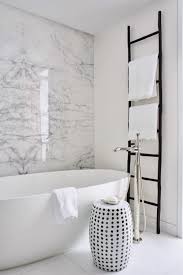 In diesem gäste wc wurden fliesen in marmor optik mit. Marmor Im Bad Ja Dieses Naturmaterial Lasst Das Badezimmer Edel Und Zeitlos Wirken Fresh Ideen Fur Das Interieur Dekoration Und Landschaft Marmorwand Bad Inspiration Badezimmer Renovieren