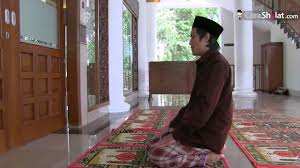 Hijabers bisa memilih salah satunya. Duduk Di Antara Dua Sujud Dalam Shalat Tata Cara Sholat