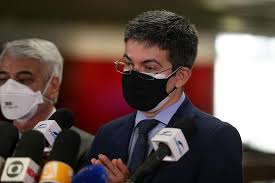 O senador pelo amapá randolfe rodrigues (rede) disse em entrevista à bbc news brasil que o governo de jair bolsonaro (psl) incentiva invasões de terras indígenas para a exploração de minério. Randolfe Reage A Provocacao Ao Se Vacinar E Diz Que Bolsonaro E Assassino Que Sera Preso
