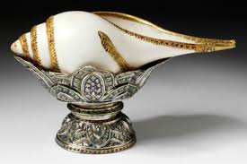 One should keep in mind that blowing of shankh should be completed in one single breath. Kundli Tv à¤¶ à¤– à¤• à¤ª à¤œ à¤˜à¤° à¤® à¤¸ à¤¥ à¤ª à¤¤ à¤•à¤°à¤¨ à¤• à¤¯ à¤¹ à¤¸à¤¹ à¤¤à¤° à¤• This Is The Right Way To Establish The Conch In The House Temple