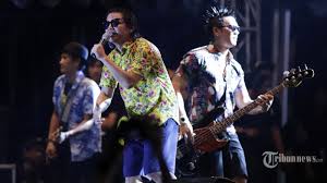 Lagu populernya ialah tentang bintang, dan lagu adaptasi dangdutnya adalah selingkuh. Chord Kunci Ukulele Kenangan Sebuah