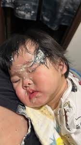 基因關係我女兒剛出生睫毛蠻短的現在才有長出來的感覺（沒有其他他在睡覺的照片只好用這張😂