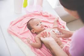 Details,johnson baby oil adalah minyak murni untuk bayi atau lebih dikenal orang sebagai baby oil. 5 Produk Untuk Merawat Kulit Bayi Yang Baru Lahir