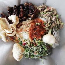 Terletak berdekatan dengan muzium negara, restoran ini memang cukup terkenal dengan lauk kambing bakarnya. Nasi Kerabu Panji Lieu Servant Des Petits Dejeuners