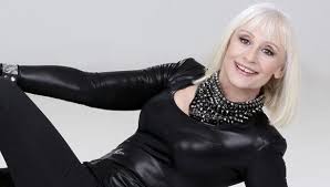 La actriz, cantante, bailarina y coreógrafa raffaella carrà ha muerto a los 78 años de edad, según ha revelado su compañero sergio iapino y recogen los medios de comunicación. Ka2d Urtq0td7m