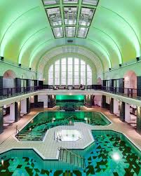 Olthusenbad Dans Le Quartier D Eppendorf A Hambourg Est Un Temple Voue A La Culture Balneaire A L Interieur Une Grande Piscine A