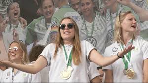 Selbst wenn der film in fernsehen kommt wird er stark geschnitten sein. Vfl Wolfsburg Der Film Uber Die Frauen Kommt Ins Fernsehen Sportbuzzer De