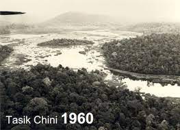 Kawasan tasik chini mempunyai 12 laut yang mengelilinginya, iaitu laut gumum, pulau balai, chenahan, tanjung jerangkung, genting teratai, mempitih, kenawar, serodong, melai, batu busuk, labuh dan jemberau. Kalau Betul Ada Diharap Naga Tasik Chini Bangunlah