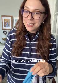 Descubre el nuevo diseño navideño de Anthro en Chicago