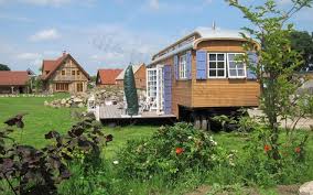 Zwei Zimmer Kuche Bad In 2020 Wochenendhaus Zirkuswagen Deko Schaf Garten