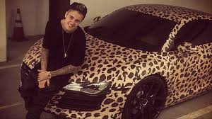 Justin bieber cracks a rare smile as he prepares to take a spin in luxury sports car. Justin Bieber S Wild Car Collection Ideal