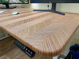 A Beautiful Table Top Made Of Baltic Birch Plywood And Mounted On A Motorized Adjustable Height Frame The End Grain And Top Finish Makes This Table At Ama In 2020 Tafel