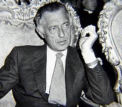 Anno nuovo e nuovo logo per la juventus che ha abbandonato il classico scudetto a strisce bianconere per un nuovo marchio stilizzato che richiama la filosofia dell'avvocato agnelli che con una celebre frase era solito esternare la sua emozione e il suo attaccamento alla vecchia signora: 18 Anni Dalla Scomparsa Dell Avvocato La Juventus Ricorda Gianni Agnelli
