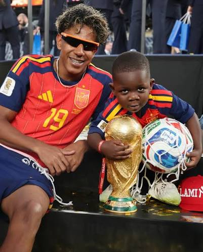 Lamine Yamal let his little brother Keyne hold the World Cup trophy after  Spain's win. ❤️🥹