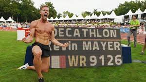 Dann werden wir besonders darauf achten, wie es weltrekordler kevin mayer geht. Leichtathletik Franzose Kevin Mayer Bricht Zehnkampf Weltrekord Sport Sz De