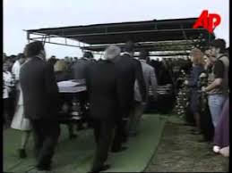 02.07.2020 · although selena quintanilla's funeral was clearly significant to her fans throughout texas, she also had fans throughout the country for instance, on the day of selena quintanilla's funeral, thousands of fans in los angeles gathered at the l.a. Selena S Funeral April 2nd April 3rd 1995 Youtube