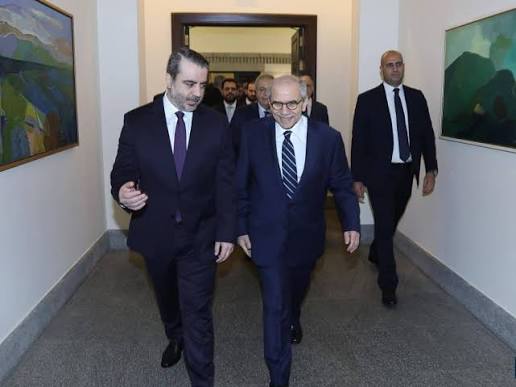 استقبل رئيس مجلس الوزراء الدكتور نواف سلام وزير الخارجية والمغتربين السوري أسعد الشيباني في السراي الكبير، بحضور نائب رئيس مجلس الوزراء الدكتور طارق متري، ووزير الخارجية والمغتربين يوسف رجي، والأمين العام لمجلس