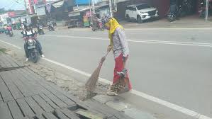 Ponsel atau telepon pintar merk apa saja. Demi Kebersihan Samarinda Rolly Rela Terus Bekerja Di Bawah Panas Terik Matahari Kaltim Today