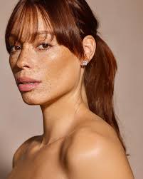 S K I N. . . #lovetheskinyourein #freckles #naturalmakeup #bangs  #redheadsofinstagram #naturalredhead #frecklesfordays